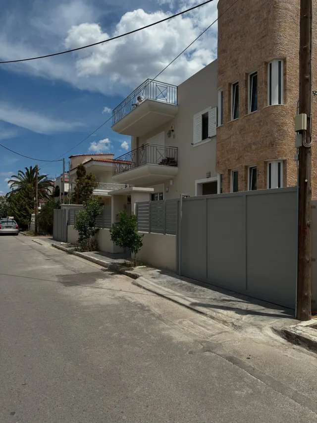 Περίφραξη αλουμινίου μαζί με γκαραζόπορτα και πορτόνι αλουμινίου Βαμμένο ηλεκτροστατικά! https://georgakis-aluminium.gr/
