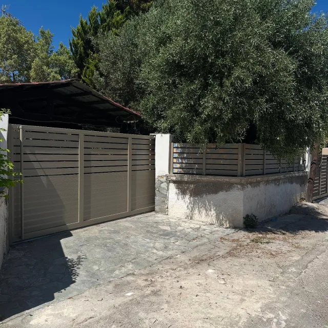 Περίφραξη από ανοδιωμένο αλουμίνιο ηλεκτροστατικά βαμμένη Δίφυλλο πορτόνι συρόμενη πόρτα με τηλεχειρισμό! Για περισσότερες πληροφορίες επισκεφτείτε την σελίδα μας https://georgakis-aluminium.gr/ 📞 211 1117114